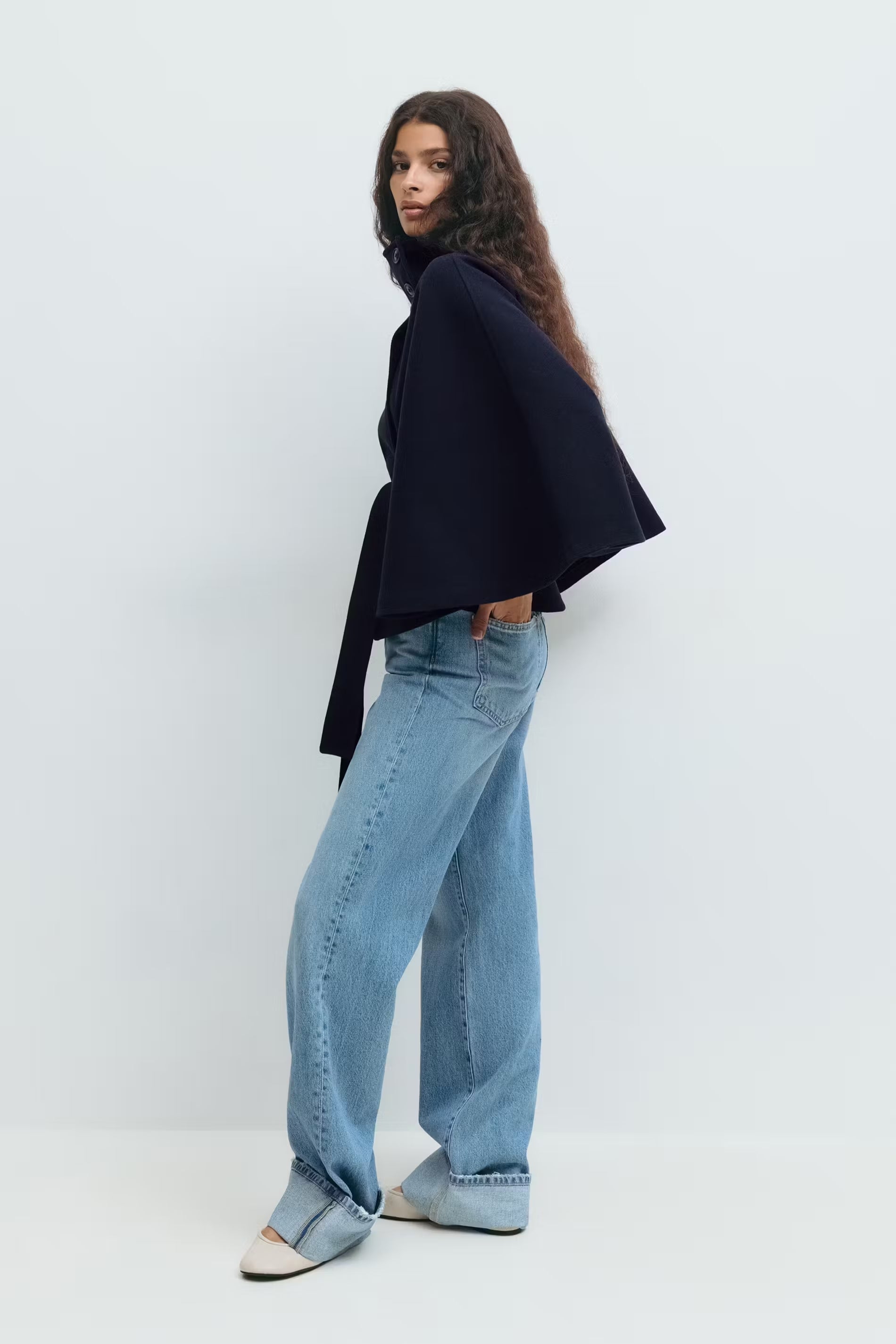 Lara Capejas | Elegante Damesjas met Ceintuur & Hoge Kraag